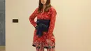 1. Buat outfit kasual-mu lebih stylish, dengan kombinasi tunik batik merah dengan obi belt, seperti look Tissa Biani satu ini. (Instagram/tissabiani).