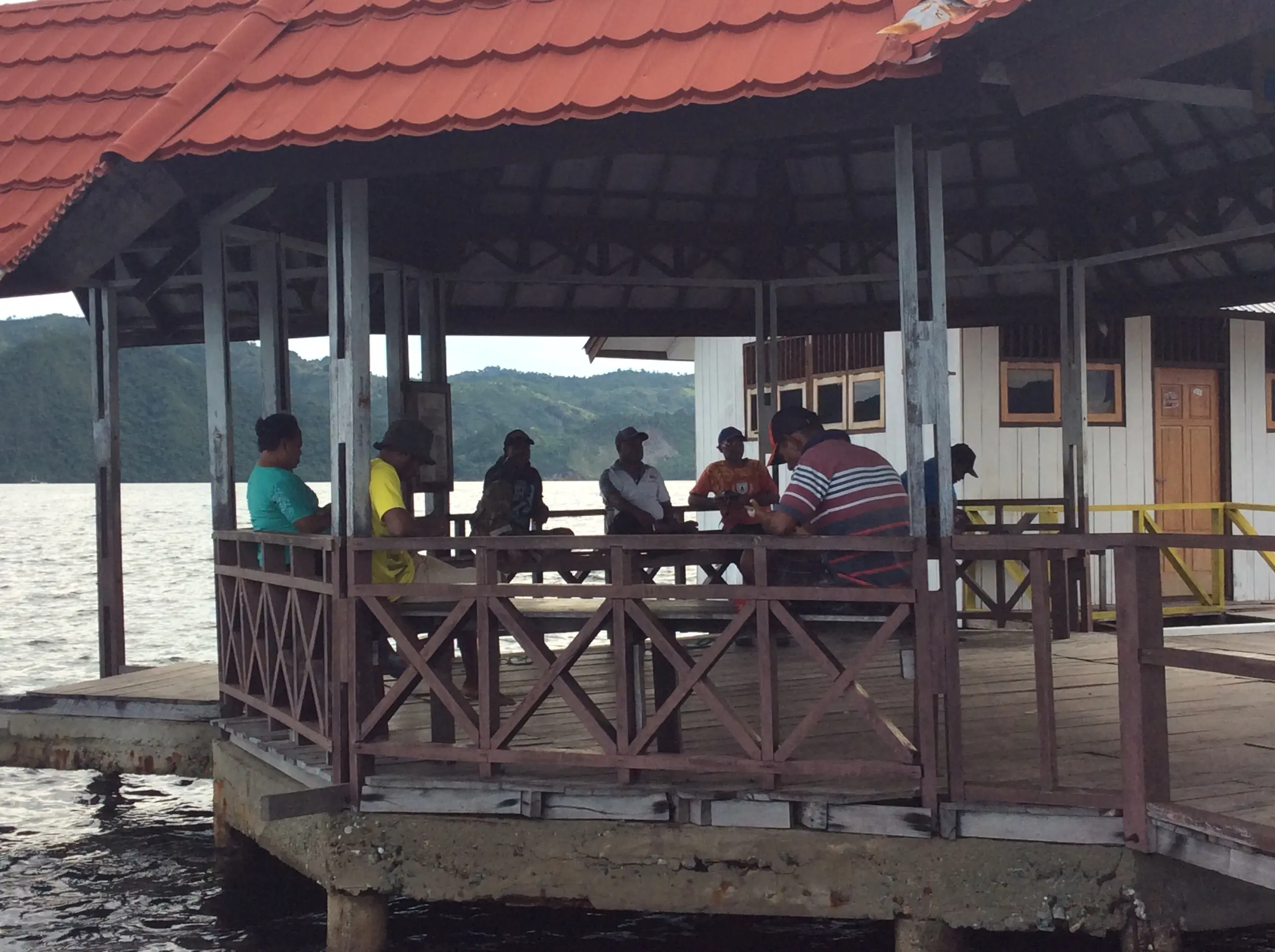 Infrau, tempat favorit berkumpulnya warga untuk menikmati internet gratis di Kampung Enggros
