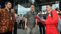Ratusan mahasiswa dari Universitas 17 Agustus 1945 Jakarta mendatangi Gedung KPK, Jakarta, Rabu (14/11). Mereka melaporkan adanya dugaan tindak pidana korupsi dari hasil persidangan di PN Jakarta Utara. (Merdeka.com/Dwi Narwoko)