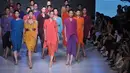 Para model berlengak lenggok memamerkan busana rancangan Oscar Lawalata di Jakarta Fashion and Food Festival 2015, Jakarta, Senin (25/5/2015). (Liputan6.com/Herman Zakharia) 