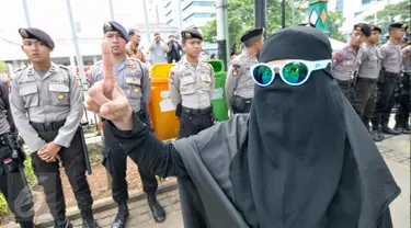  Demonstran perempuan melakukan aksi damai di depan petugas Kepolisian yang berjaga di depan Balai Kota, Jakarta, Jumat (4/11). Ratusan ribu massa aksi damai melakukan aksi menuntut penegakan hukum kasus dugaan penistaan agama. (Liputan6.com/Yoppy Renato)