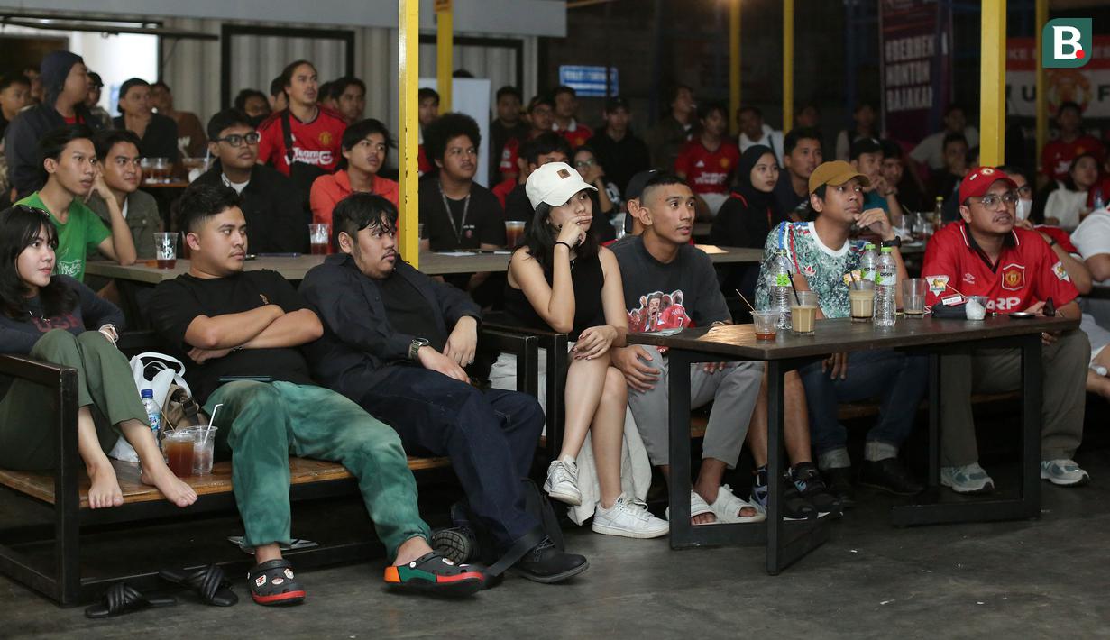 Suasana Roaring Night Liga Inggris antara Manchester City melawan Manchester United bareng IndoManutd Jakarta di Picth 98, Kemang, Jakarta, Minggu (03/03/2024) malam WIB. (Bola.com/Abdul Aziz)