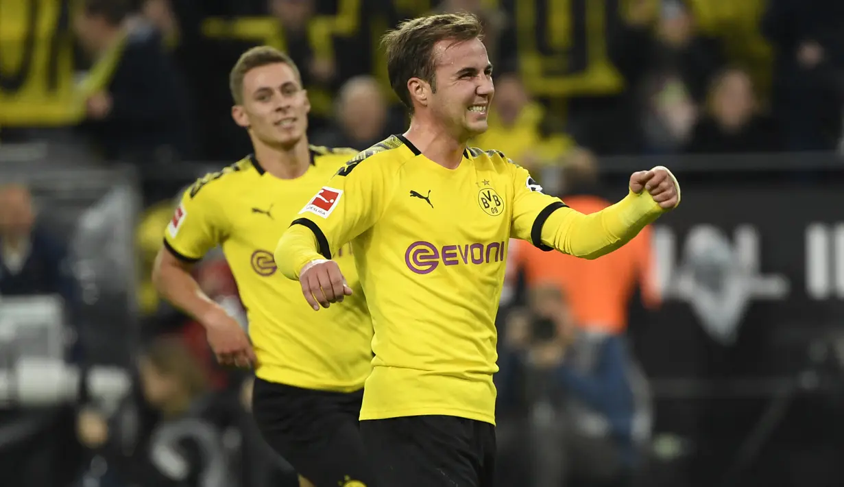 Selebrasi gelandang Borussia Dortmund, Mario Gotze setelah mencetak gol ke gawang VfL Wolfsburg pada laga Liga Jerman 2019/2020 di Dortmund (2/11/2019). Mario Gotze yang kini menjalani musim kedua bersama Eintracht Frankfurt, tercatat pernah menjadi bagian Bayern Munchen selama tiga musim pada 2013/2014 hingga 2015/2016. Pada awal musim 2016/2017 ia hijrah ke Borussia Dortmund, klub yang pernah dibelanya sebelum bergabung dengan Bayern Munchen. (AFP/Ina Fassbender)
