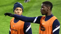 Pemain Prancis, Paul Pogba, dan Kylian Mbappe, saat mengikuti latihan jelang laga lanjutan UEFA Nations League 2020/2021 di Stadion Maksimir, Kroasia, Rabu (14/10/2020). Prancis akan menghadapi Kroasia. (AFP/Franck Fife)