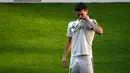 Brahim Diaz mencium jersey klub barunya Real Madrid saat diperkenalkan ke publik di stadion Santiago Bernabeu  (7/1). Diaz bakal memakai nomor punggung 21 yang sebelumnya digunakan oleh pelatih Real Madrid, Santiago Solari. (AFP Photo/Gabriel Bouys)