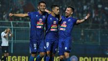 Pemain Arema, Elias Alderete, disambut Dave Mustaine dan Jonathan Bauman setelah menjebol gawang Persela di Piala Gubernur Jatim di Stadion Kanjuruhan, Kabupaten Malang (13/2/2020). (Bola.com/Iwan Setiawan)