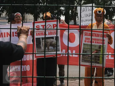 Sejumlah aktivis melakukan aksi di depan Kantor Kementerian Lingkungan Hidup dan Kehutanan, Jakarta, Senin (8/8). Mereka menganggap kebun binatang dan taman safari di Indonesia terlalu banyak mengeksploitasi satwa. (Liputan6.com/Helmi Fithriansyah)