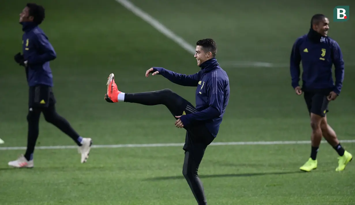 Pemain Juventus, Cristiano Ronaldo, melakukan pemanasan saat latihan di Stadion Allianz, Turin, Senin (26/11). Latihan ini persiapan jelang laga Liga Champions melawan Valencia. (AFP/Marco Bertorello)