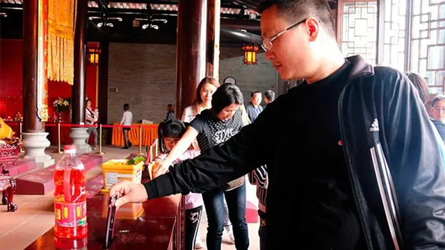 Seorang traveler yang diketahui identitasnya bernama Chong Chu, menyumbangkan iPhone 6 miliknya dengan cara memasukkannya ke dalam kotak amal di sebuah kuil di China