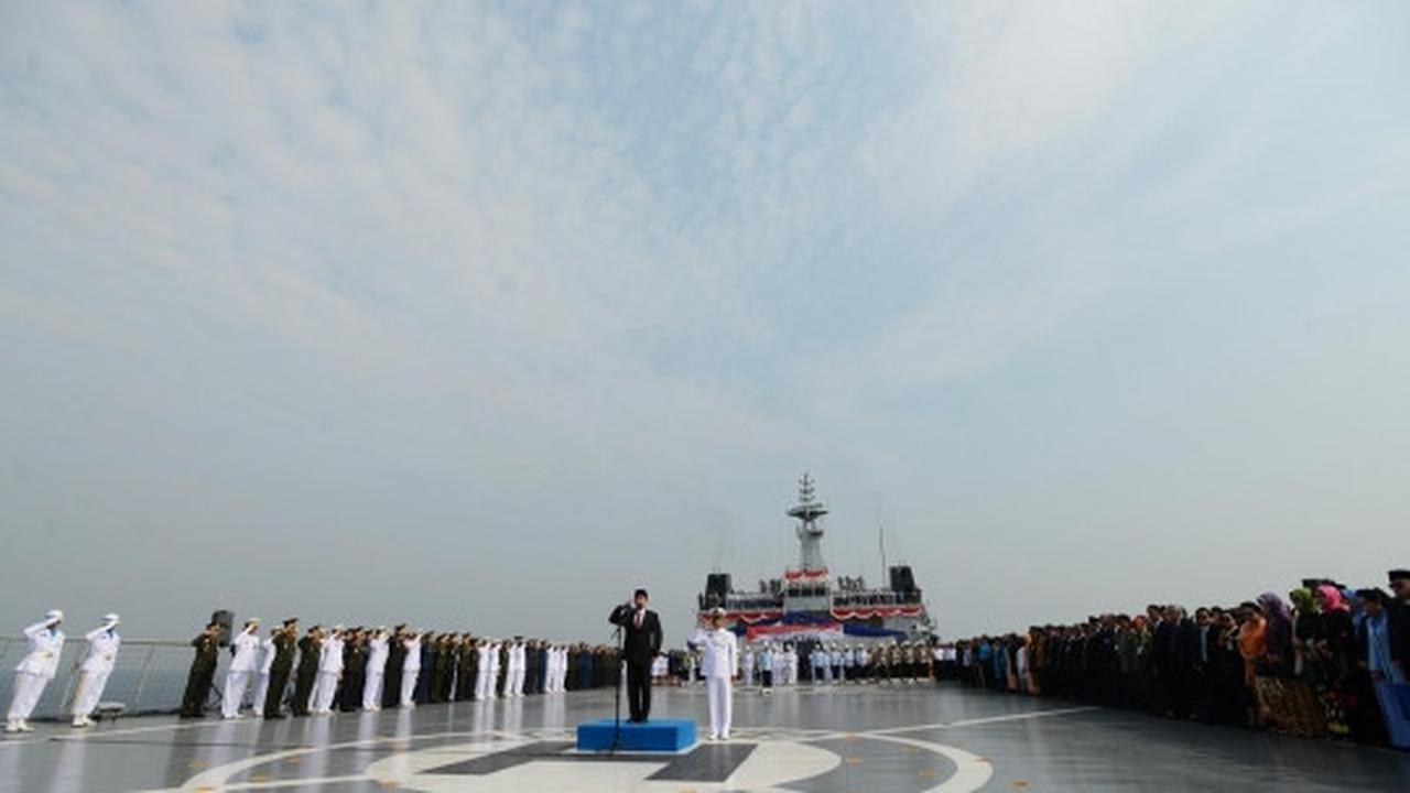 Tabur bunga peringati Hari Pahlawan di Teluk Jakarta