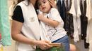 Saat ditemui diacara peresmian toko bayi di salah mall di Jakarta belum lama ini, Quenzi teriak saat wartawan mendekati untuk mengabadikan keceriaannya. (Nurwahyunan/Bintang.com)
