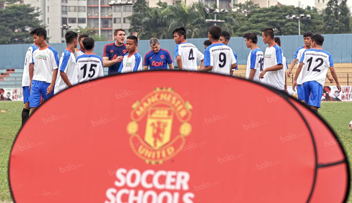 Para Pemain Dream Team B serius mendengarkan arahan pelatih sebelum bertanding pada ajang United Way Coaching Clinic bersama You C1000 di Stadion Soemantri Brojonegoro, Jakarta, Sabtu (7/5/2016). (Bola.com/Nicklas Hanoatubun)