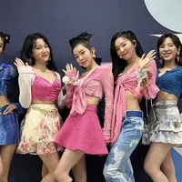 Potret Red Velvet Tampil dengan Busana Feminim di Indonesia, credit: @redvelvet.smtown