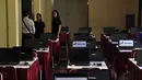 Beberapa panitia tes CPNS simulasi sistem tes seleksi CPNS berbasis online tampak menyiapkan segala keperluan pelaksanaan simulasi, Jakarta, (20/8/2014). (Liputan6.com/Miftahul Hayat)
