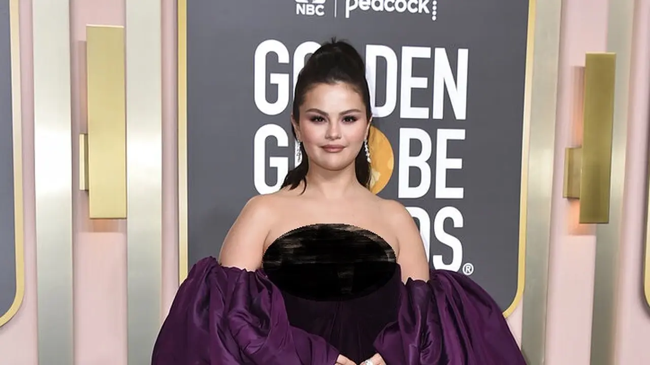 Selena Gomez dalam Golden Globes 2023. (Jordan Strauss/Invision/AP)