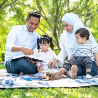 Ngabuburit bersama anak./Copyright shutterstock.com