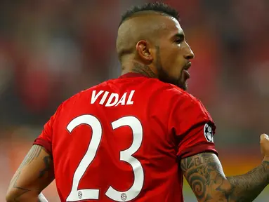 Gelandang Bayern Muenchen, Arturo Vidal melakukan selebrasi usai mencetak gol kegawang Benfica pada leg pertama liga champions di Allianz Arena, Munich, Jerman, (6/4). Muenchen menang tipis atas Benfica dengan skor 1-0. (REUTERS/Michael Dalder)