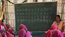 Suasana kegiatan di Sekolah Aajibaichi Shaala, Desa Fangane, India, pada 1 Maret 2017. Para nenek diwajibkan mengenakan seragam berupa syari, pakaian khas India, berwarna pink. (AFP Photo / Indranil Mukherjee)