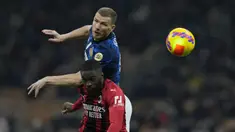 Pemain Inter Milan Edin Dzeko berebut bola udara dengan pemain AC Milan Fikayo Tomori pada pertandingan leg pertama semifinal Coppa Italia di Stadion San Siro, Milan, Italia, 1 Maret 2022. Pertandingan berakhir imbang 0-0. (AP Photo/Antonio Calanni)