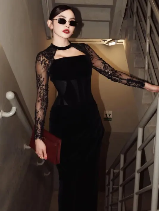 Mahalini tampil long dress hitam sesuai dengan dress code pernikahan. Dress semakin menarik dengan model panjang berbahan lace transparan, memberi kesan feminin dan glamor. [@mahaliniraharja]