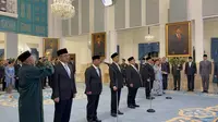 Presiden Prabowo Subianto melantik 6 Duta Besar (Dubes) Luar Biasa dan Berkuasa Penuh (LBBP) di Istana Negara, Jakarta, Jumat (19/12/2025). (Liputan6.com/Lizsa Egeham)