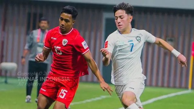 Marselinus Ama Ola berebut bola lawan Daler Tukhsanov di laga Indonesia U-20 vs Uzbekistan U-20, Minggu (16/02/2025). (c) Dok. PSSI X
