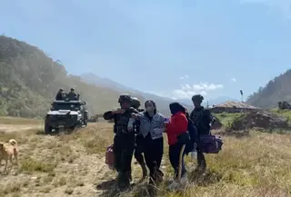 Momen evakuasi istri almarhum Aris Sanda, sopir yang tewas di Papua Pegunungan, Sinta Bilolo. (Dok. Istimewa)