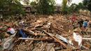 Kondisi rumah warga yang ada di Kampung Pulo pasca penggusuran, Jakarta, Kamis (20/8/2015). Pemprov DKI Jakarta berencana merelokasiwarga ke Rusun Jatinegara. (Liputan6.com/HelmiFithriansyah)