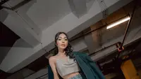 6 Pose Denada Pakai Celana Jeans, Pamer Perut Six Pack di Usia Kepala 4 Sampai Ikut Tren Velocity