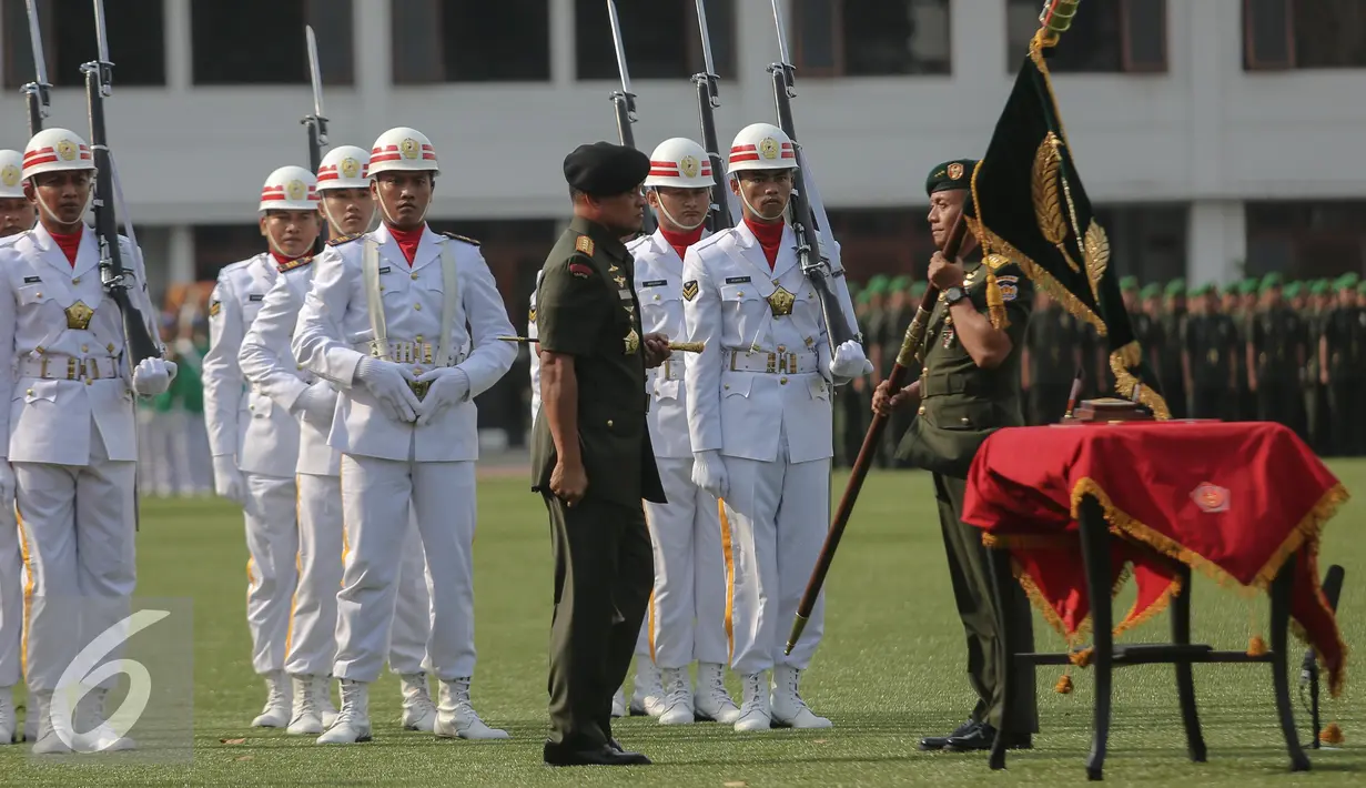 Letnan Jenderal TNI Mulyono menerima panji TNI AD dari Panglima TNI Jenderal Gatot Nurmantyo saat upacara pelaksanaan serah terima jabatan Kepala Staf TNI AD di Markas Besar Angkatan Darat, Jakarta, Rabu (15/7/2015). (Liputan6.com/Faizal Fanani)