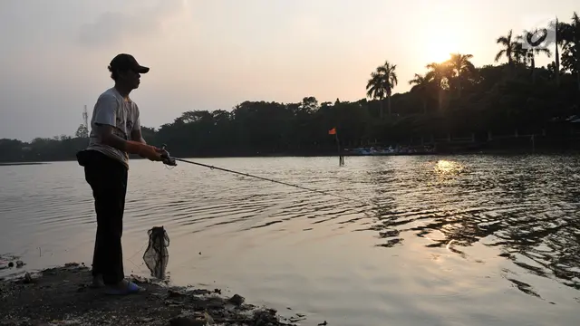 Warga Ngabuburit Sambil Mancing di Setu Babakan