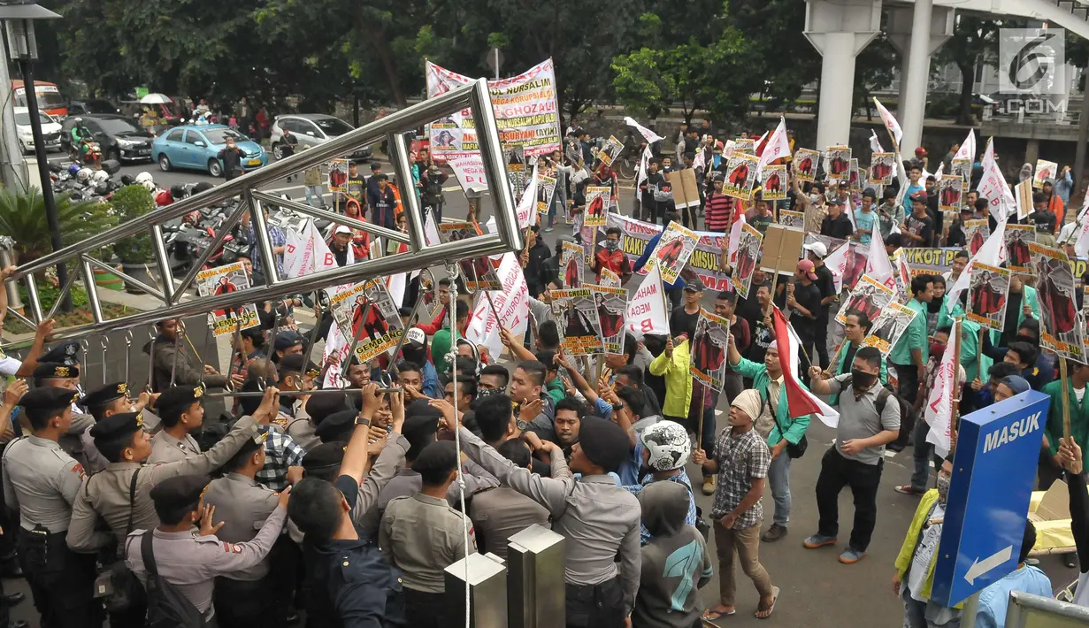 Mahasiswa menggelar aksi Menolak Lupa Korupsi BLBI di depan gedung KPK, Jakarta, Selasa (23/5). Mereka mendesak KPK mengusut tuntas kasus Mega Korupsi BLBI. (Liputan6.com/Helmi Afandi)