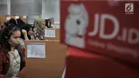 Aktivitas pekerja melayani konsumen via telepon dan internet saat Hari Belanja Online Nasional (Harbolnas) di kantor perusahaan e-Commerce JD.ID, Jakarta, Rabu (12/12). (Merdeka.com/Iqbal S. Nugroho)