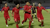 Pemain Timnas Indonesia U-19 merayakan gol pertama yang dicetak Muhammad Fajar Fathur Rachman ke gawang Timor Leste dalam laga Grup K Kualifikasi Piala AFC U-19 2020 di Stadion Madya, Jakarta, Rabu (6/11/2019). (Bola.com/Muhammad Iqbal Ichsan)