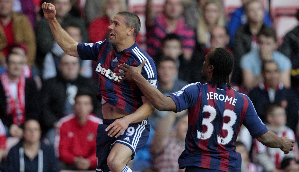 Jonathan Walters yang telah pensiun pada Maret 2019 bersama Burnley tercatat satu kali mencetak hattrick di Premier League bersama Stoke City yang dibelanya selama 7 musim mulai 2010/2011 hingga 2016/2017. Hattricknya tergolong hattrick sempurna karena dicetak melalui sepakan kaki kanan, kaki kiri dan sundulan kepala saat menang 3-1 atas QPR pada pekan ke-23 musim 2014/2015. (AFP/Graham Stuart)
