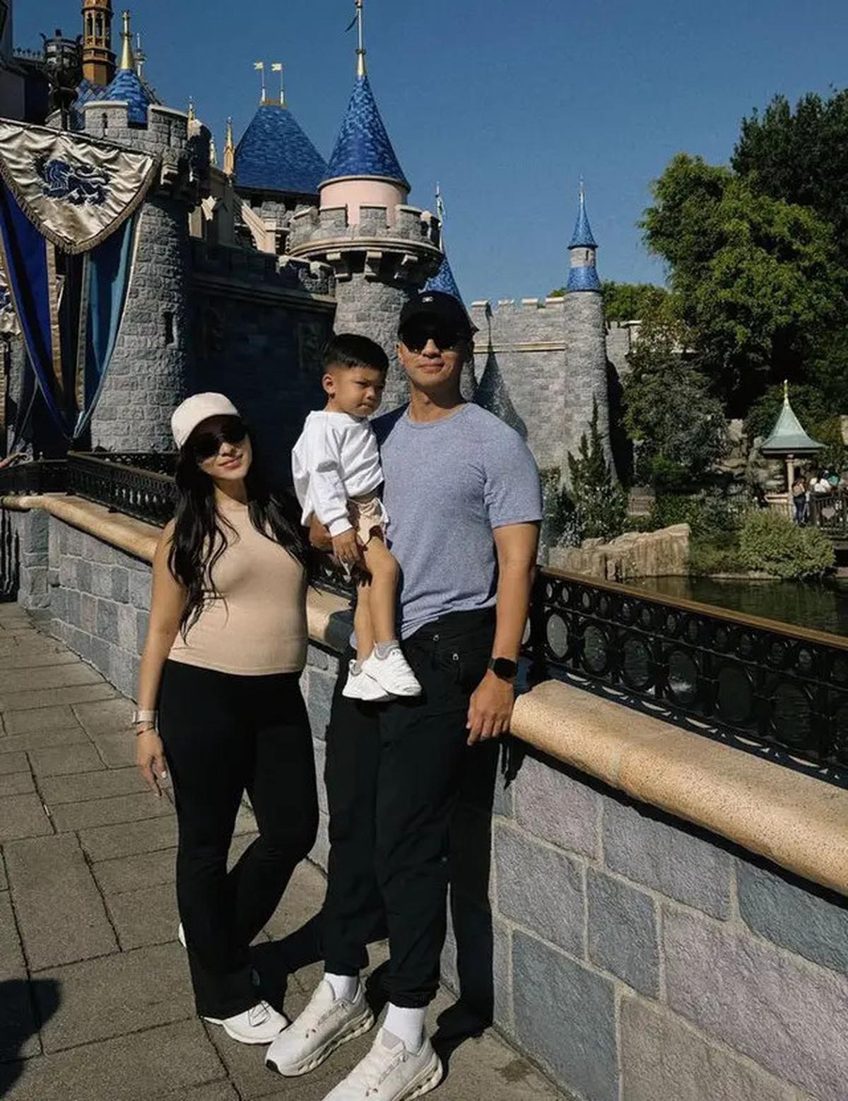 6 Gaya Santai Nikita Willy Jelang Lahiran Anak ke-2 di Amerika Serikat dari Outfit ke Disneyland hingga Gym