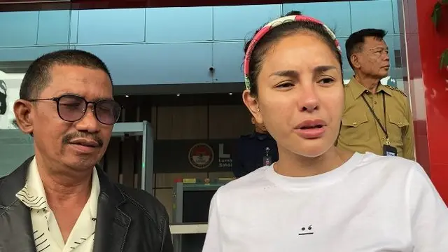 Nikita Mirzani bersama pengacaranya Fahmi Bachmid mendatangi Lembaga Perlindungan Saksi dan Korban (LPSK), Jakarta.(Liputan6.com/M Althaf Jauhar)