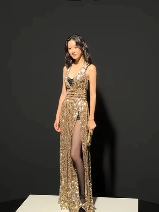 Aktris pemeran True Beauty ini percaya diri dengan rok slit tinggi yang memamerkan kaki jenjang. [@m_kayoung]