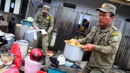 Dua anggota Satpol PP Kota Pontianak mengangkut barang dagangan milik seorang Pedagang Kaki Lima (PKL), saat melakukan penertiban di Jalan Alianyang, Pontianak, Kalbar, Selasa (10/4). Secara berkesinambungan Satpol PP melakukan penertiban PKL di sejumlah titik kota, guna menciptakan Pontianak yang bersih dan rapi. (Antara)