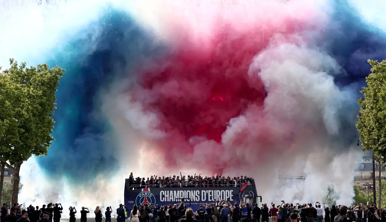 Parade pemain Paris Saint-Germain (PSG) di jalan Champs-Elysees, Paris, Prancis pada 1 Juni 2025. (Thibaud MORITZ/AFP)