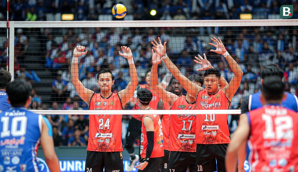 <p>Para pemain Jakarta Bhayangkara Presisi bersiap di depan net saat rekannya melakukan serve saat menghadapi Jakarta LavAni Allobank Electric pada laga grand final PLN Mobile Proliga 2024 di Indonesia Arena, Senayan, Jakarta, Minggu (21/7/2024). Jakarta Bhayangkara Presisi menang 3-1 (28-30, 25-22, 25-22 dan 25-23) dan menjadi juara. (Bola.com/Bagaskara Lazuardi)</p>