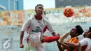 Dua pemain Persipasi Bandung Raya (PBR) menjepit pemain Villa 2000 saat laga uji coba di StadionLebakBulus Jakarta, Sabtu (22/8/2015). Uji tanding ini merupakan persiapan PBR menghadapi turnamen Piala Presiden 2015. (Liputan6.com/Helmi Fithriansyah)