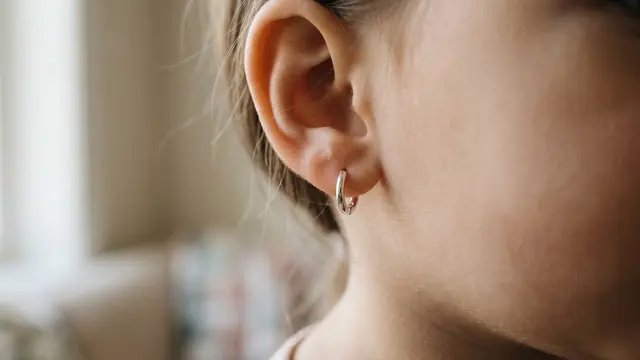 Anting Hoop Mini dengan Pengunci Klik