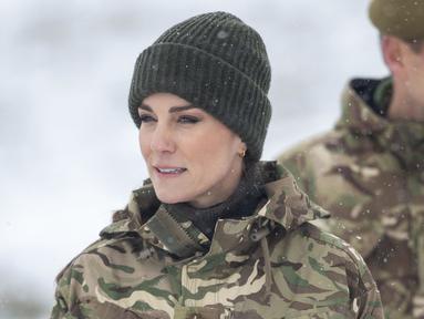 Kate Middleton, Putri Wales dari Inggris selama kunjungan di Area Pelatihan Salisbury Plain di Wiltshire, Inggris, Rabu 8 Maret 2023. Kate memamerkan sifatnya yang membumi saat dia mengunjungi Batalyon 1 Pengawal Irlandia untuk pertama kalinya sejak menjadi kolonel kehormatan tahun. (Steve Reigate/Pool Photo via AP)