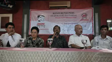 Tim advokasi nasional pasangan Jokowi-JK mengadakan jumpa pers di Galeri Cafe, Cikini, Jakarta, Selasa (5/8/14). (Liputan6.com/Johan Tallo)
