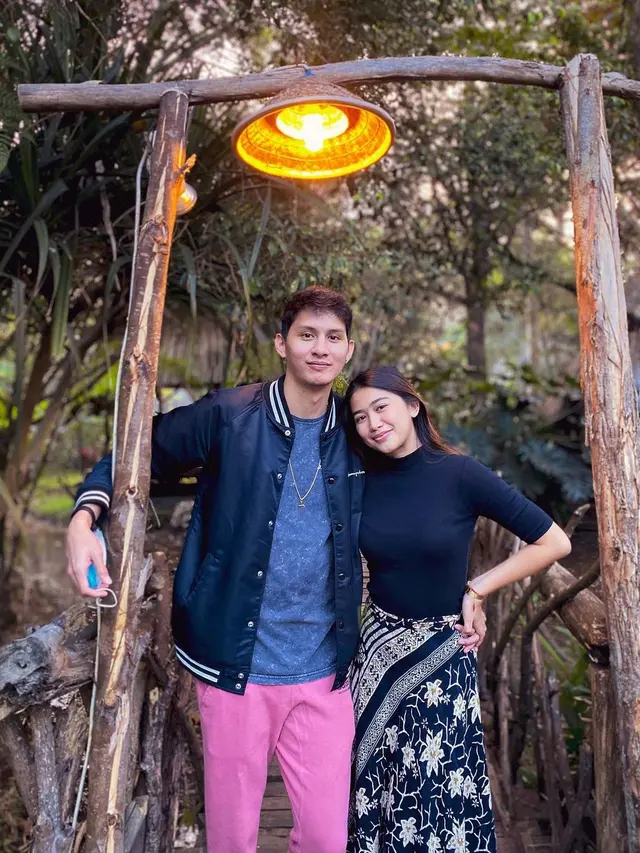 Setahun Pacaran, Ini 6 Potret Mesra Daniel Wenas dan Josephine Firmstone