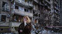 Reaksi Natali Sevriukova di samping rumahnya menyusul serangan roket di kota Kyiv, Ukraina, 25 Februari 2022. Tepat pada hari ini, Kamis, 24 Maret 2022, invasi Rusia ke Ukraina sudah terhitung genap satu bulan penuh. (AP Photo/Emilio Morenatti)