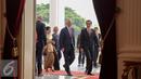 Presiden Joko Widodo bersama PM Australia, Malcolm Turnbull berjalan masuk kedalam Istana Merdeka, Jakarta, Kamis (12/11). Ini adalah kunjungan perdana Turnbull setelah terpilih menjadi PM Australia pada 14 September 2015. (Liputan6.com/Faizal Fanani)