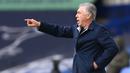 Pelatih Everton, Carlo Ancelotti, memberikan arahan kepada pemainnya saat menghadapi Liverpool pada laga lanjutan Liga Inggris di Goodison Park, Sabtu (17/10/2020) malam WIB. Liverpool bermain imbang 2-2 atas Everton. (AFP/Laurence Griffiths/pool)