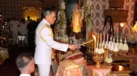 Putra Mahkota Thailand, Maha Vajiralongkorn saat mengikuti upacara penghormatan terakhir almarhum ayahnya, Raja Bhumibol Adulyadej di Grand Palace di Bangkok, Thailand, Sabtu (15/10). Upacara ini digelar sebelum upacara kremasi jenazah. (REUTERS)